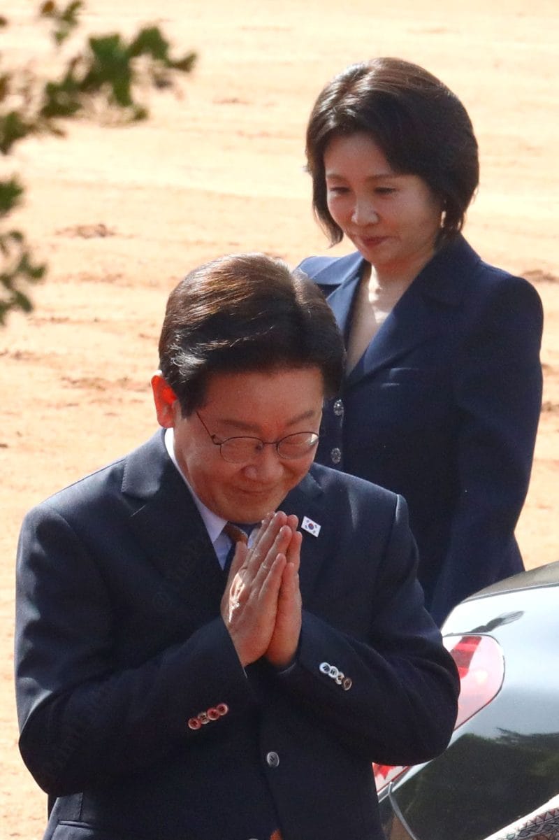 Sunny smiles on a sunny morning: South Korean president & first lady’s ...