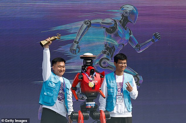 Paula R-AI-dcliffe! Watch a robot win the Beijing half marathon ...