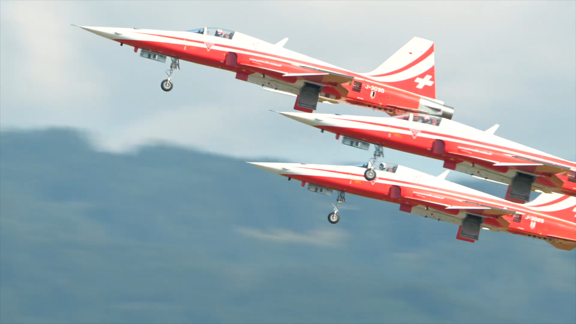 Throwback to Patrouille Suisse flying F-5E Tiger II jets in formation