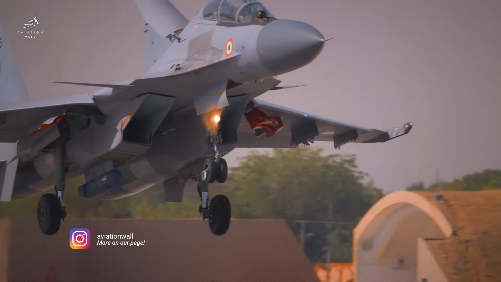 How six fighter jets landed back-to-back with perfect precision