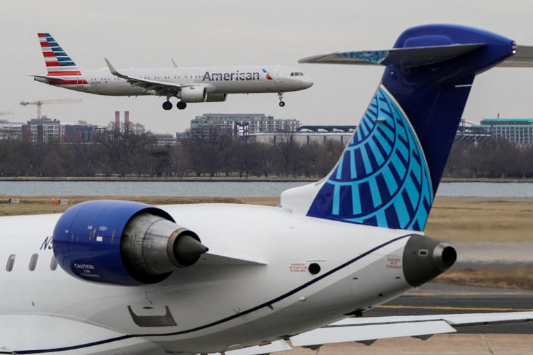 Bipartisan senators warn United and American Airlines on potential merger