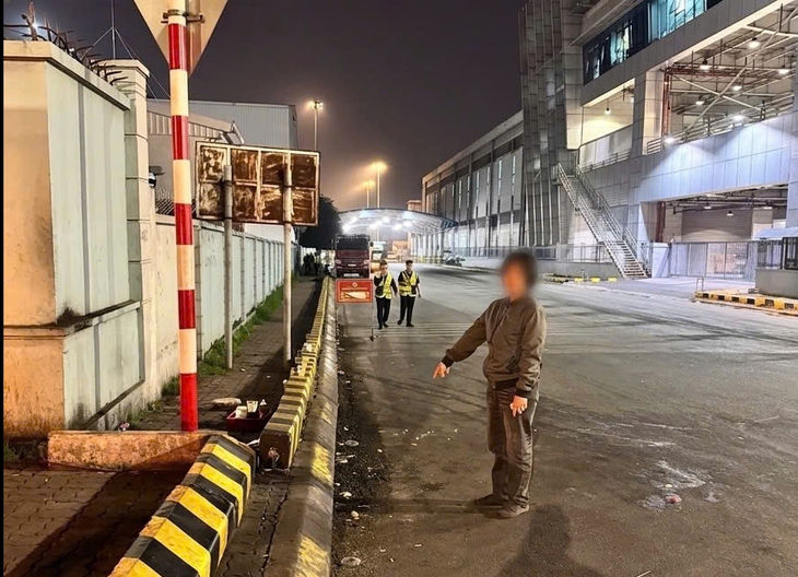 Khởi tố người phụ nữ cố tình bán hàng rong, gây rối trong sân bay Nội Bài