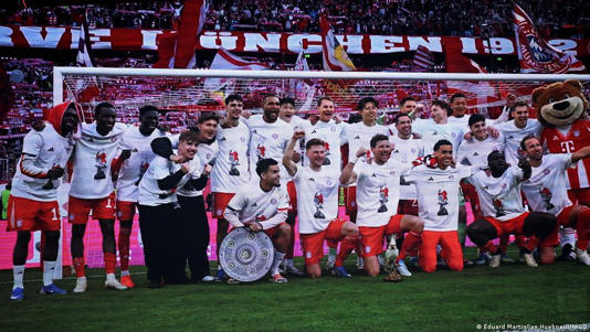 Les joueurs du Bayern célèbrent leur titre de champion d'Allem,agne après la victoire contre Stuttgart lors de la 30e journée (4-2).