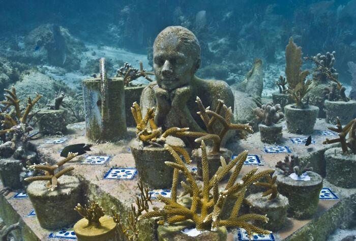 35 underwater sculptures that turn the ocean floor into an art gallery