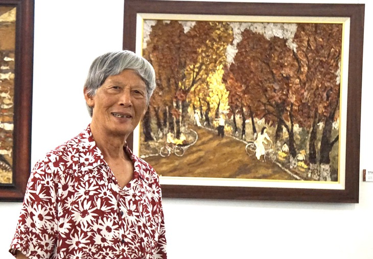 Người đàn ông hơn 60 năm nhặt lá rụng, vỏ hành để vẽ tranh