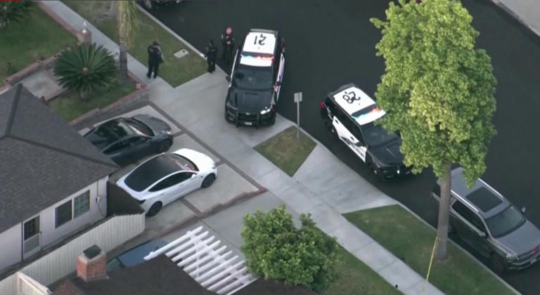 Man arrested in deadly double-stabbing at Burbank home