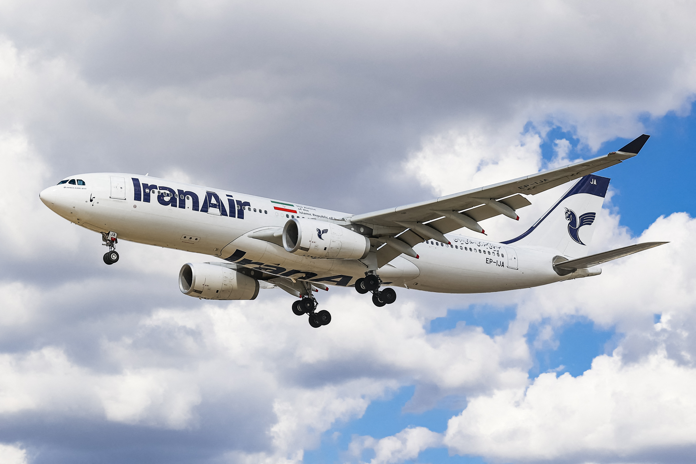 Iran mở lại các sân bay ở Tehran