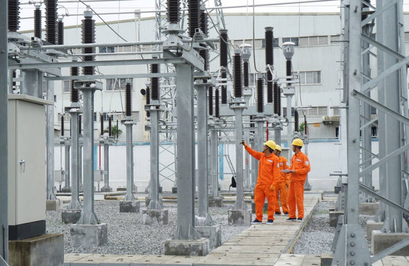 Mức xử phạt vi phạm các quy định về mua, bán buôn điện được bạn đọc quan tâm. Trong ảnh là công nhân ngành điện lực đang khảo sát, làm việc. Ảnh: VGP