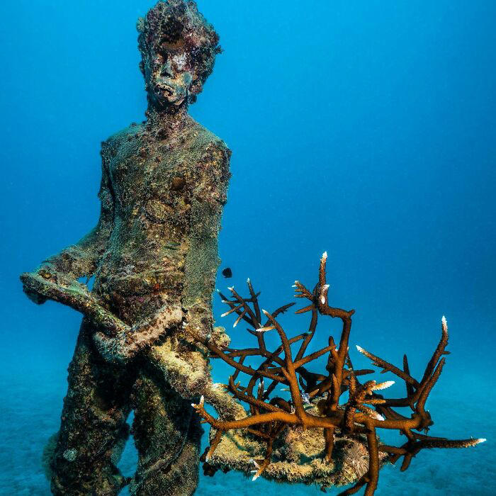 35 underwater sculptures that turn the ocean floor into an art gallery