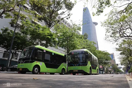 Xe buýt chạy trên đường Hàm Nghi, trung tâm TP HCM, tháng 4/2026. Ảnh: Quỳnh Trần
