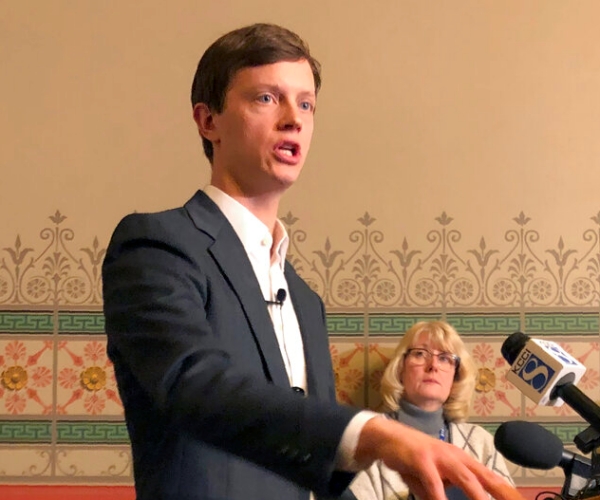 Dems eye governor's race upset in GOP-leaning Iowa