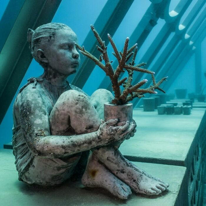 35 underwater sculptures that turn the ocean floor into an art gallery