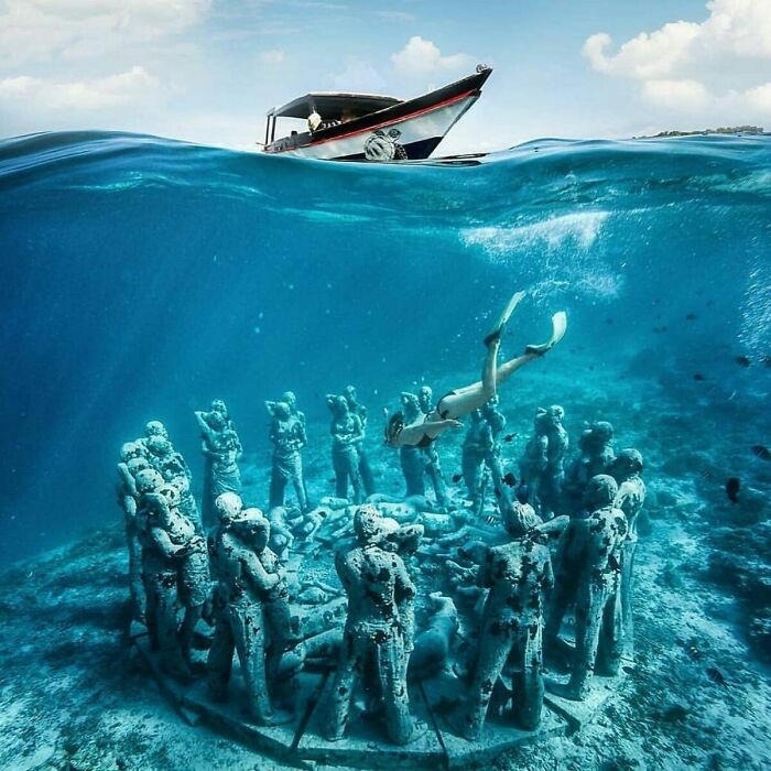 35 underwater sculptures that turn the ocean floor into an art gallery
