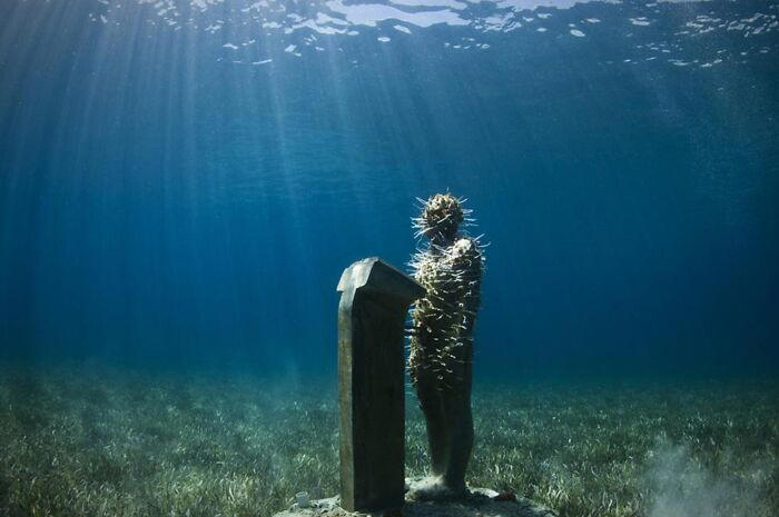 35 underwater sculptures that turn the ocean floor into an art gallery