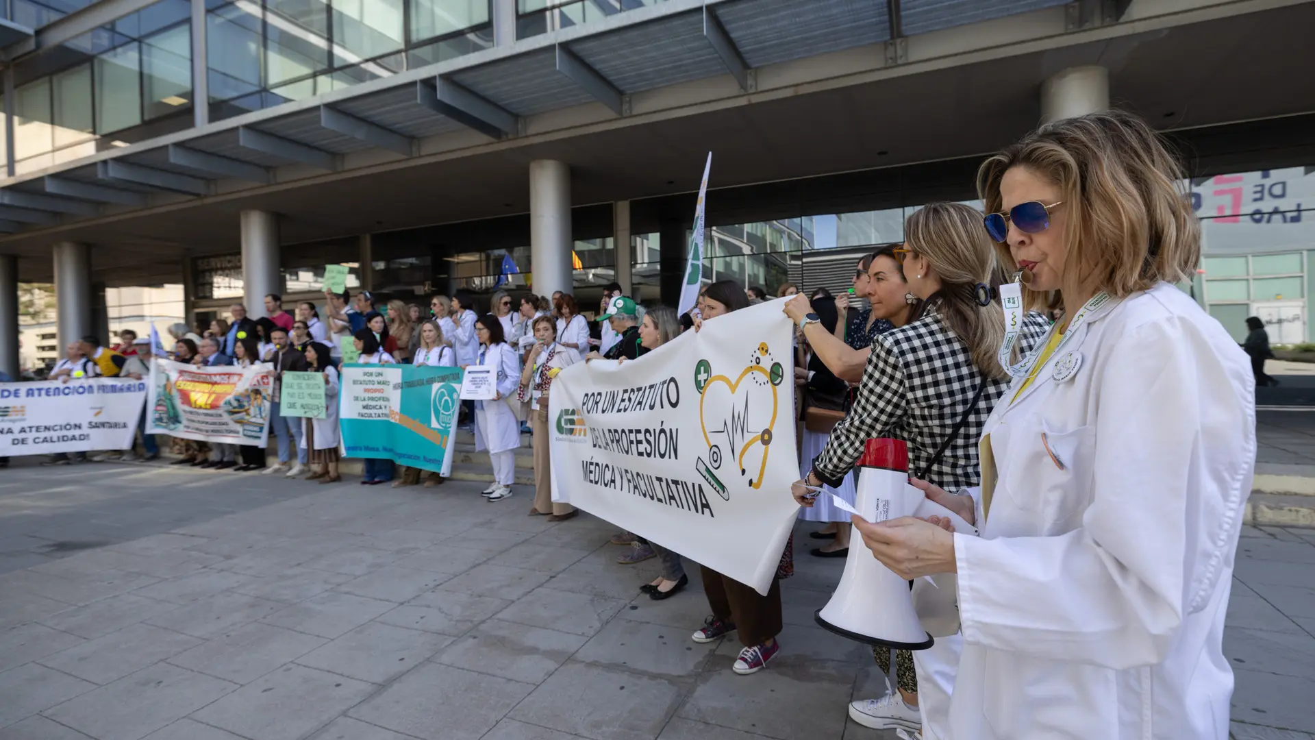 Protesta ante el Salud en la primera jornada de la huelga autonómica de ...