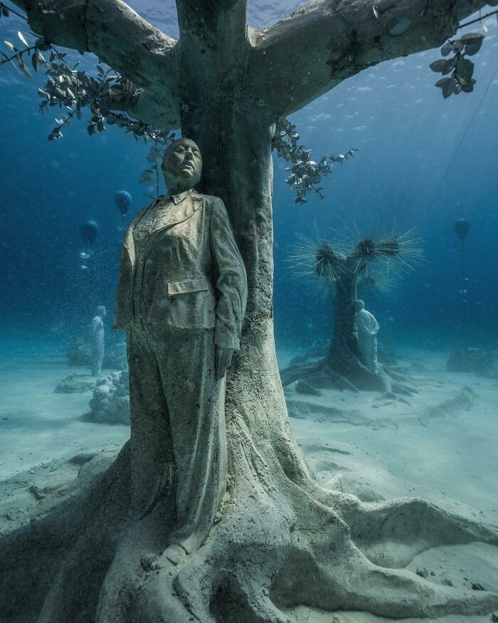 35 underwater sculptures that turn the ocean floor into an art gallery
