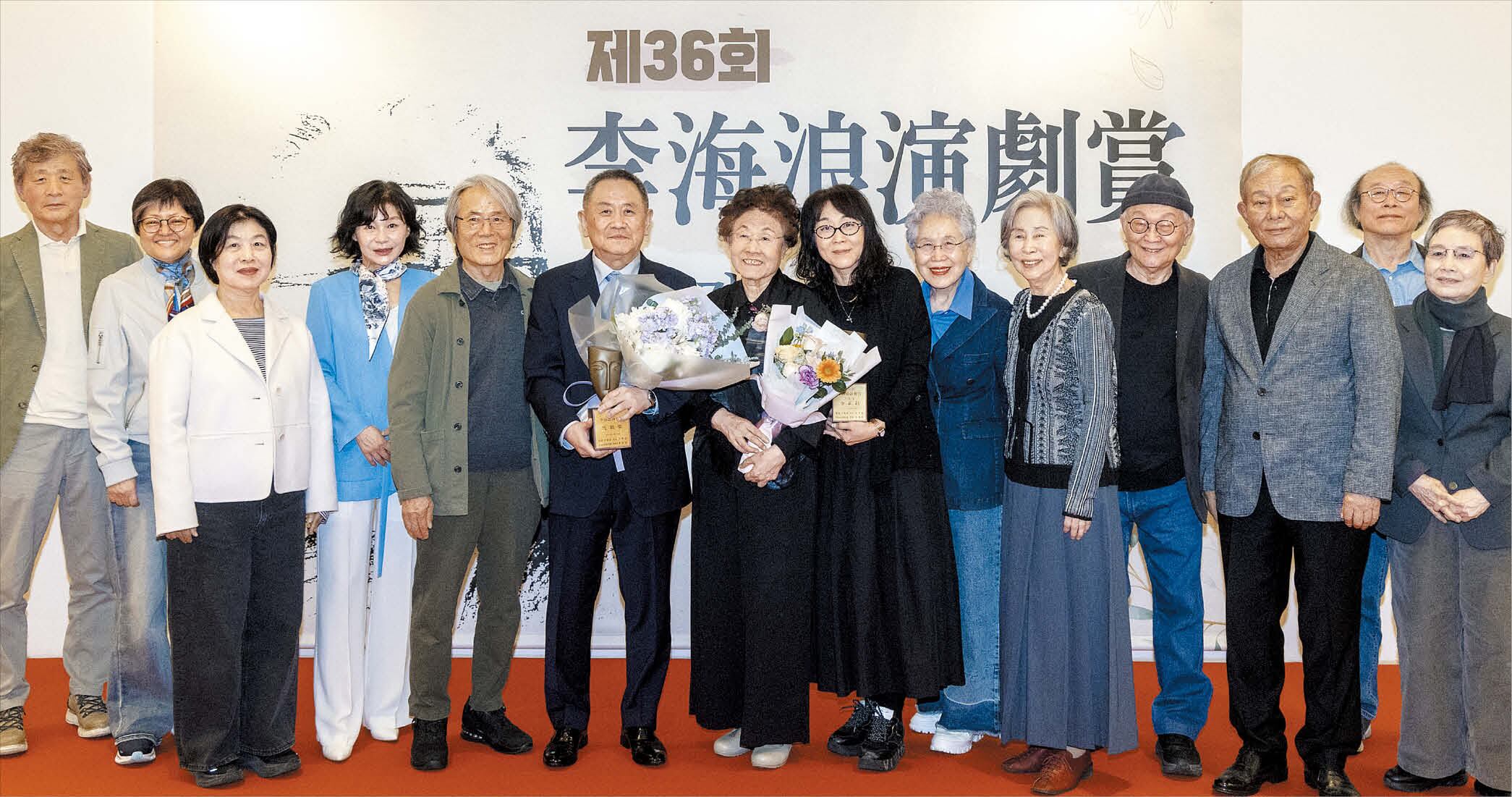 Sim Jae-chan honored for 'Manseon' at Lee Hae-rang Theater Award