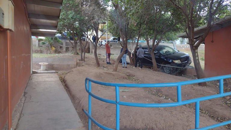 Se queda sin frenos y cae a pocos metros de salón de preescolar