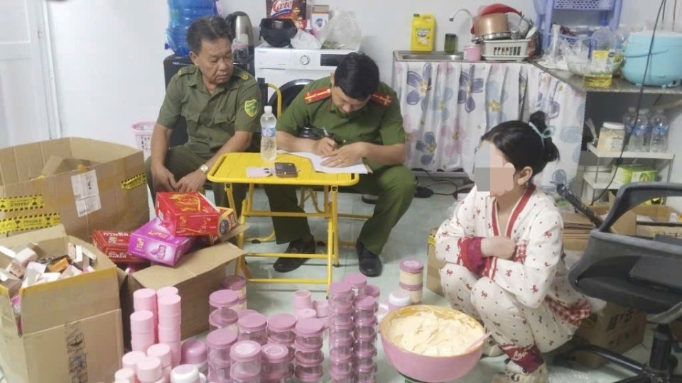 Bắt quả tang đối tượng tạo mỹ phẩm kem trộn bán online kiếm lời