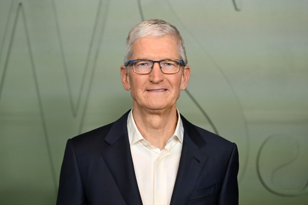Tim Cook to step down as CEO of Apple