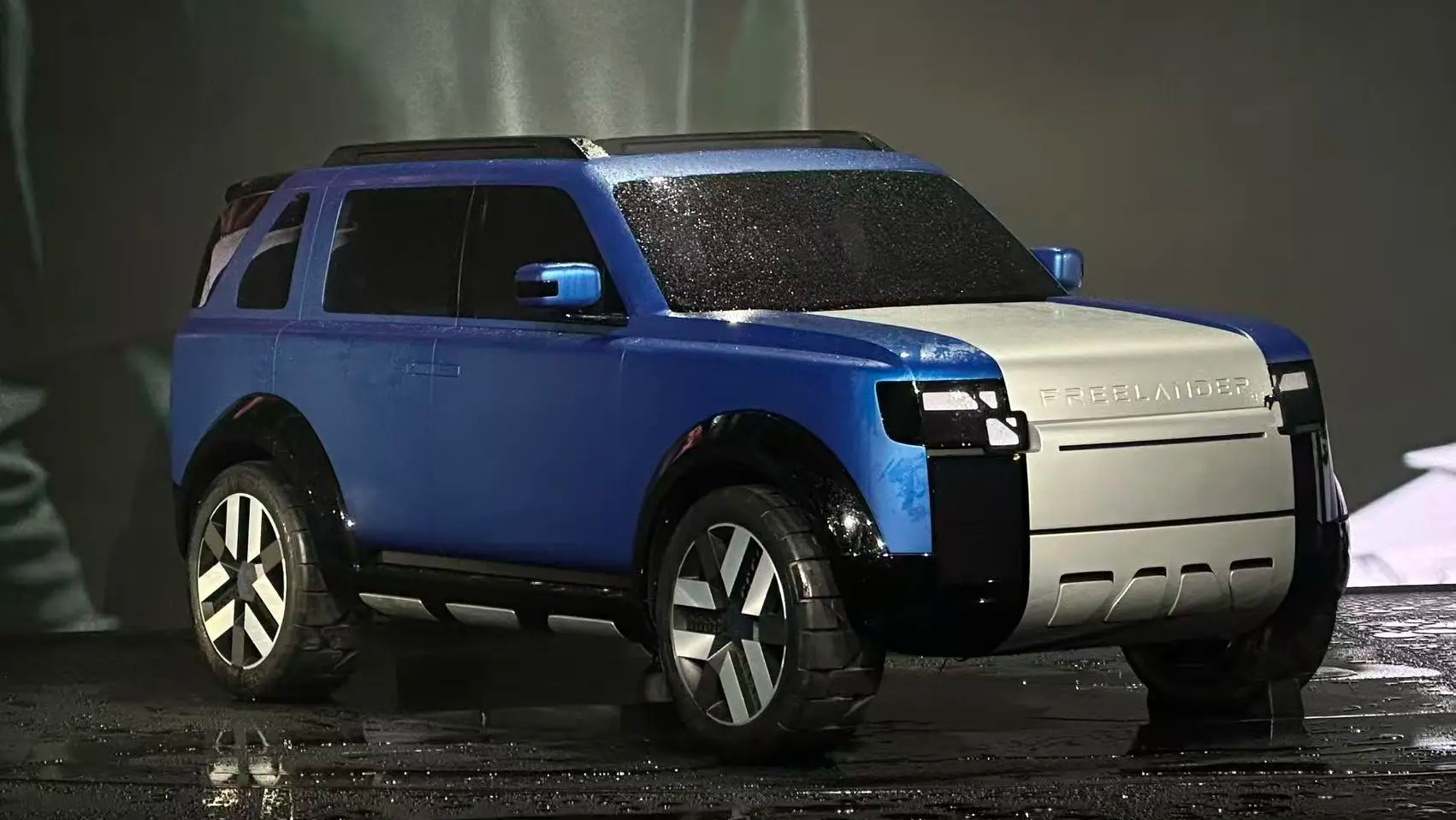 The Land Rover Freelander is back, this time with 800V power, three ...