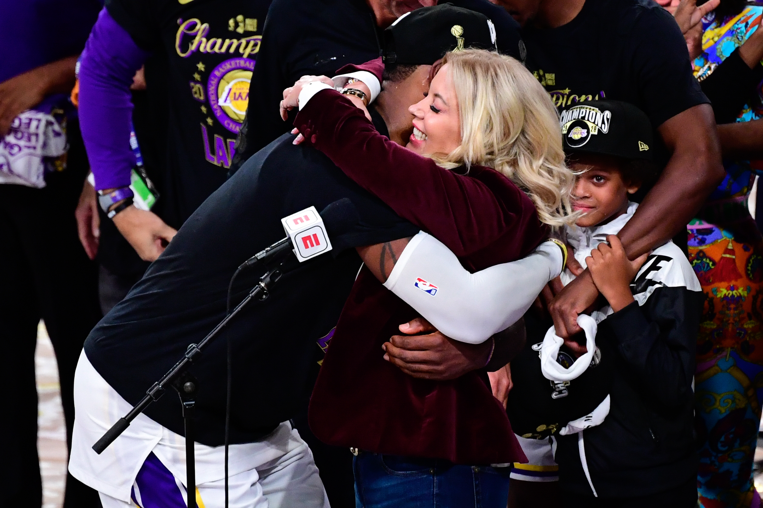 LeBron James' future: a clear message from Jeanie Buss.