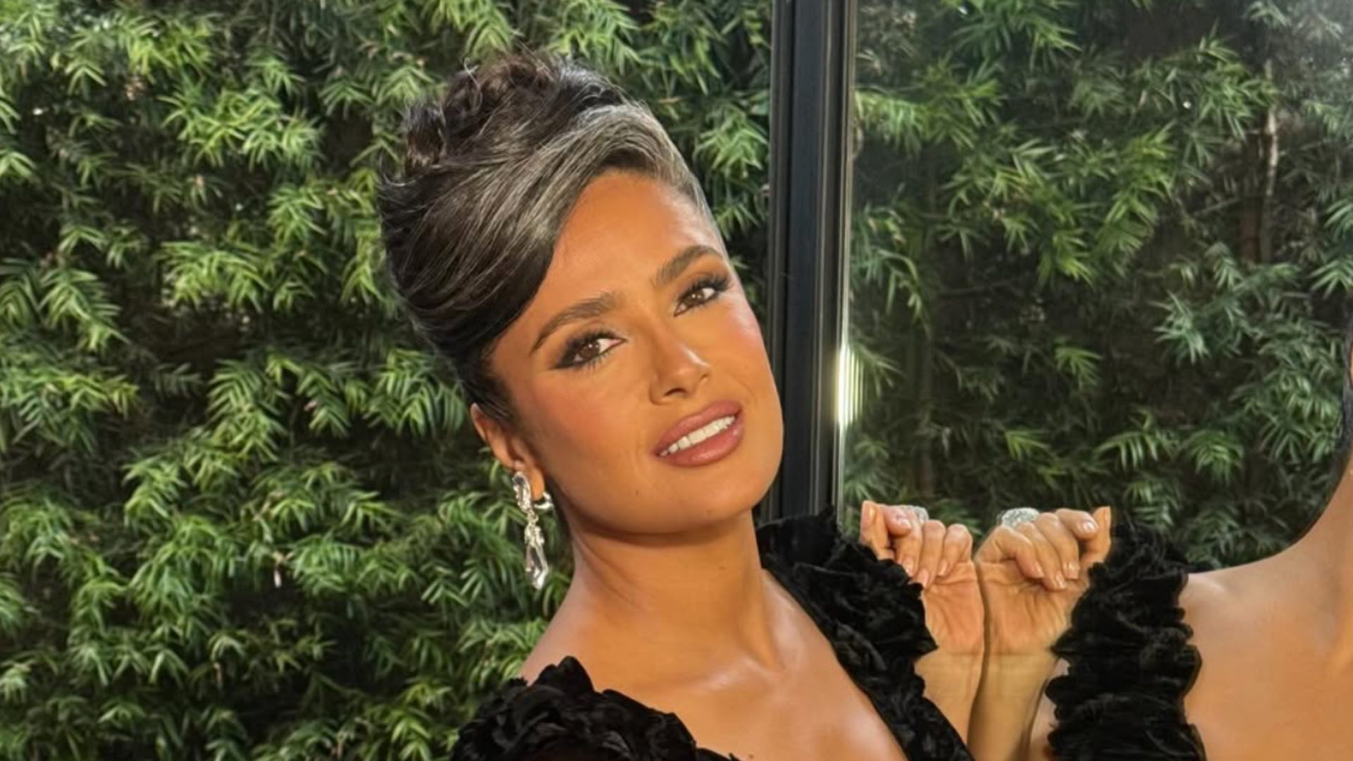 Skuespillerinden Salma Hayek viser elegant sit naturlige grå hår frem