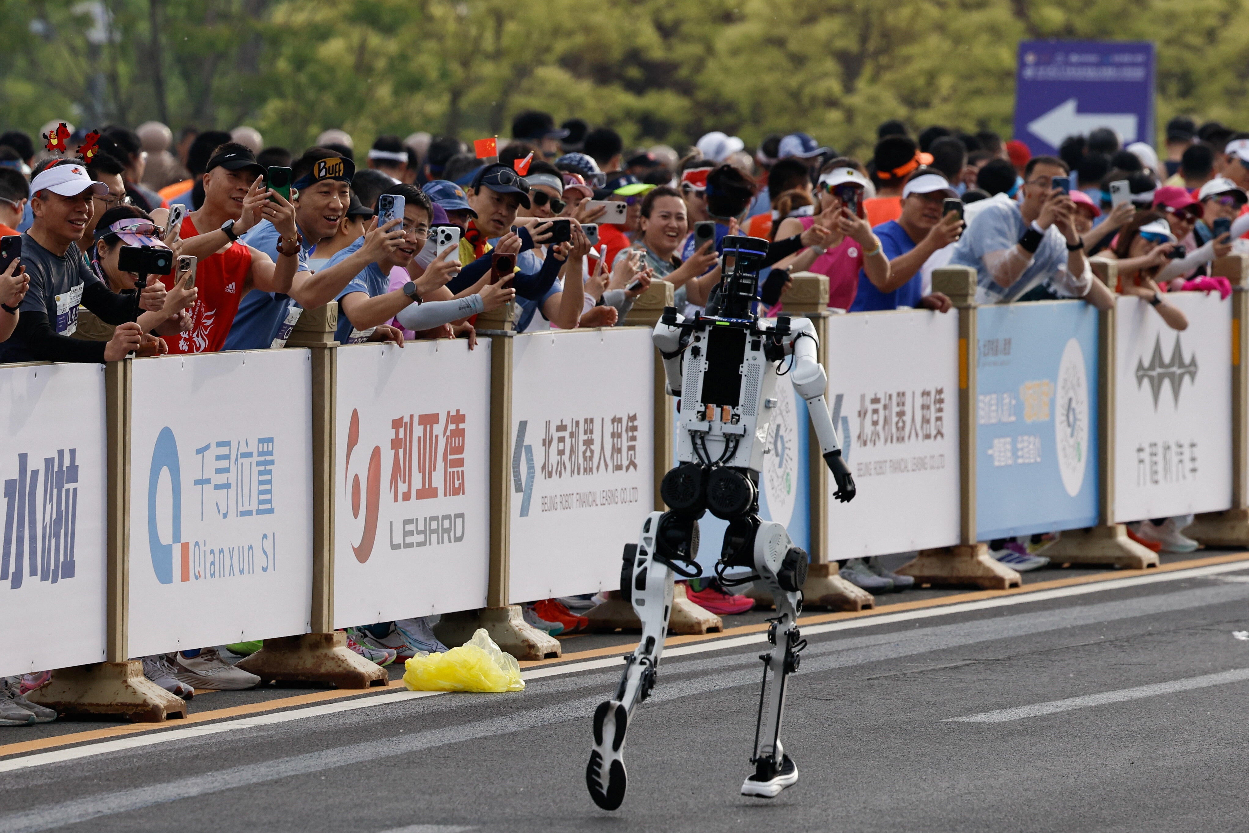 Humanoid Robot Beats Human Half marathon World Record In Beijing