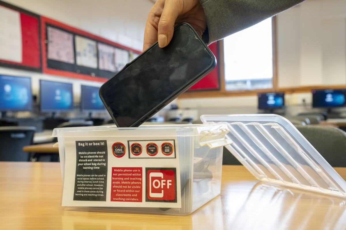 Government to introduce amendment to schools bill to make phone bans ...