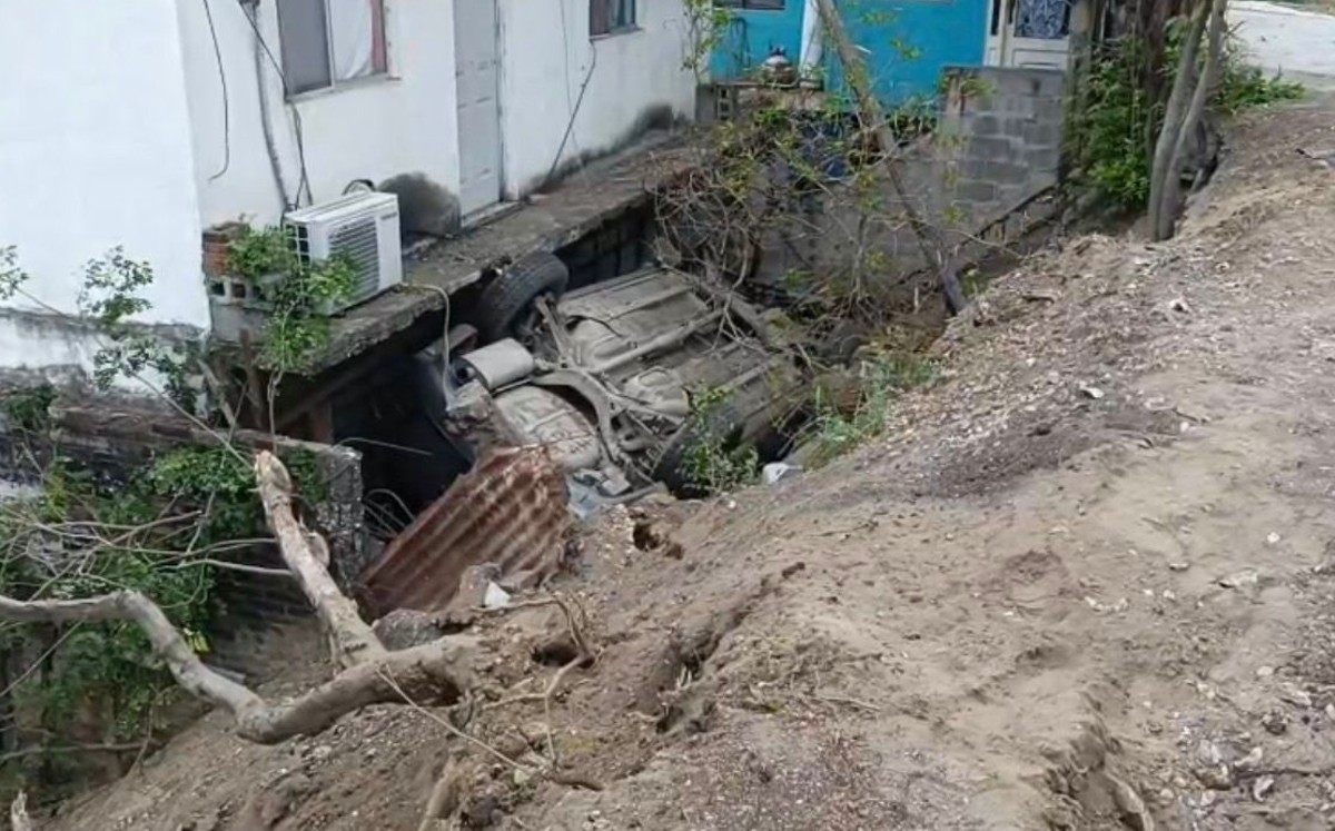 Camioneta vuelca y choca contra una casa en la curva de la calle ...