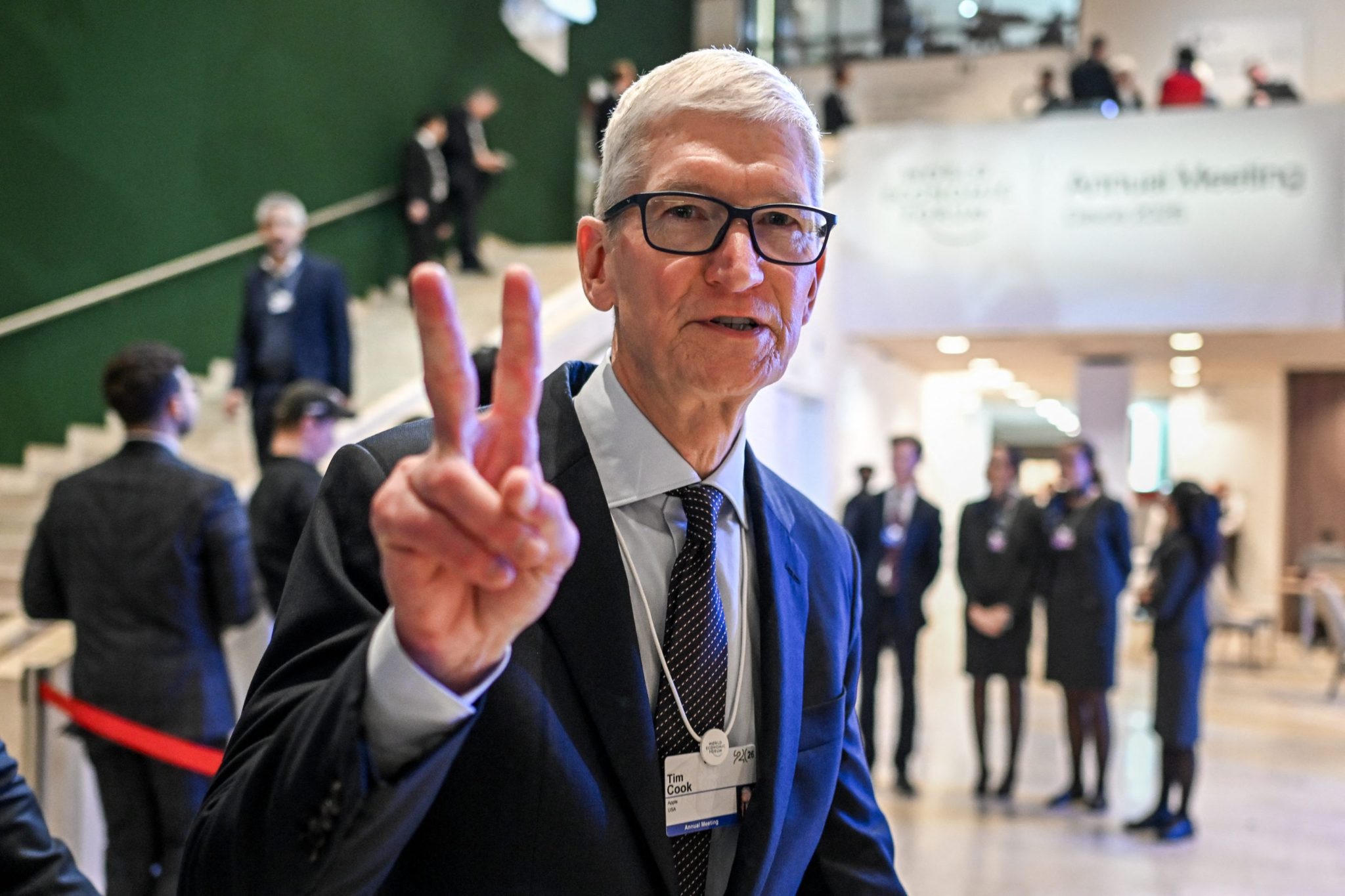 Apple CEO Tim Cook is stepping down, and hardware boss John Ternus will ...