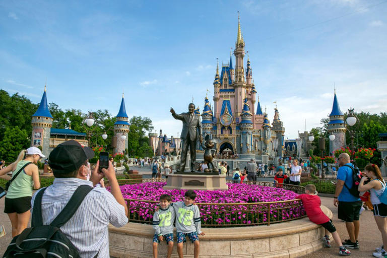 How many people visited Disneyland, Universal Studios Hollywood in 2025 ...