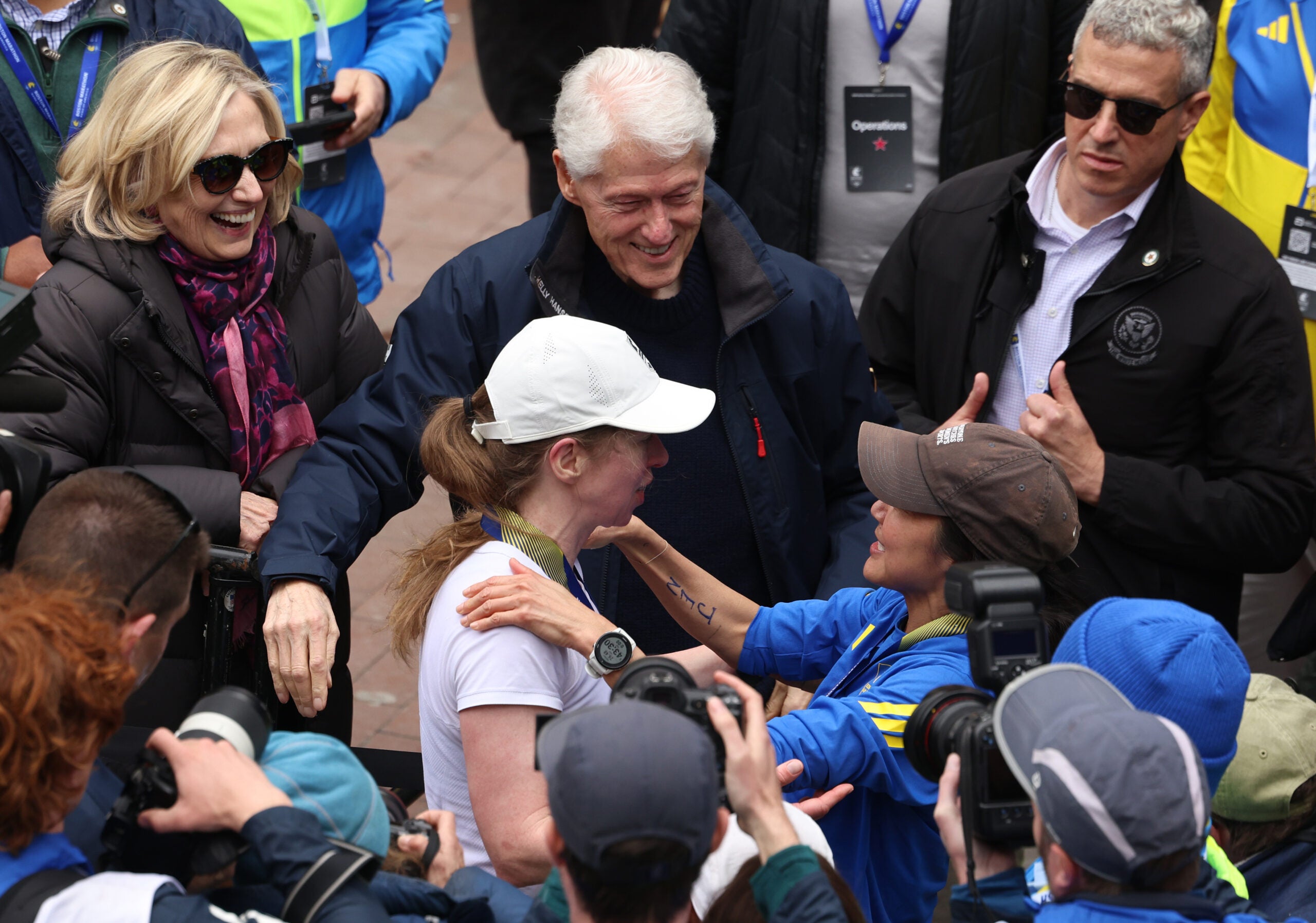 Hillary and Bill Clinton cheer on daughter Chelsea at the marathon ...