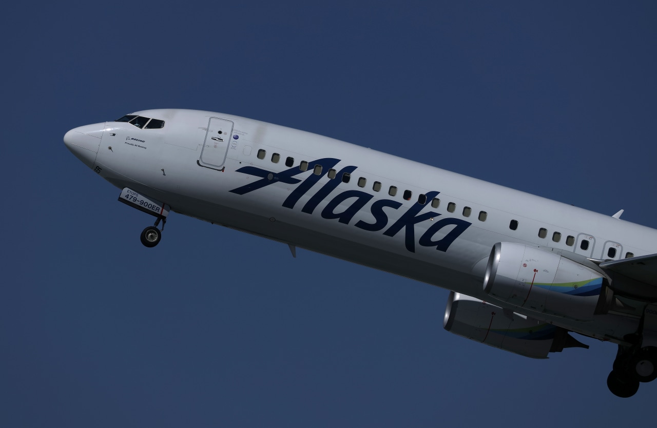 Alaska Air Group Suspends Guidance, Citing Fuel Cost Uncertainty