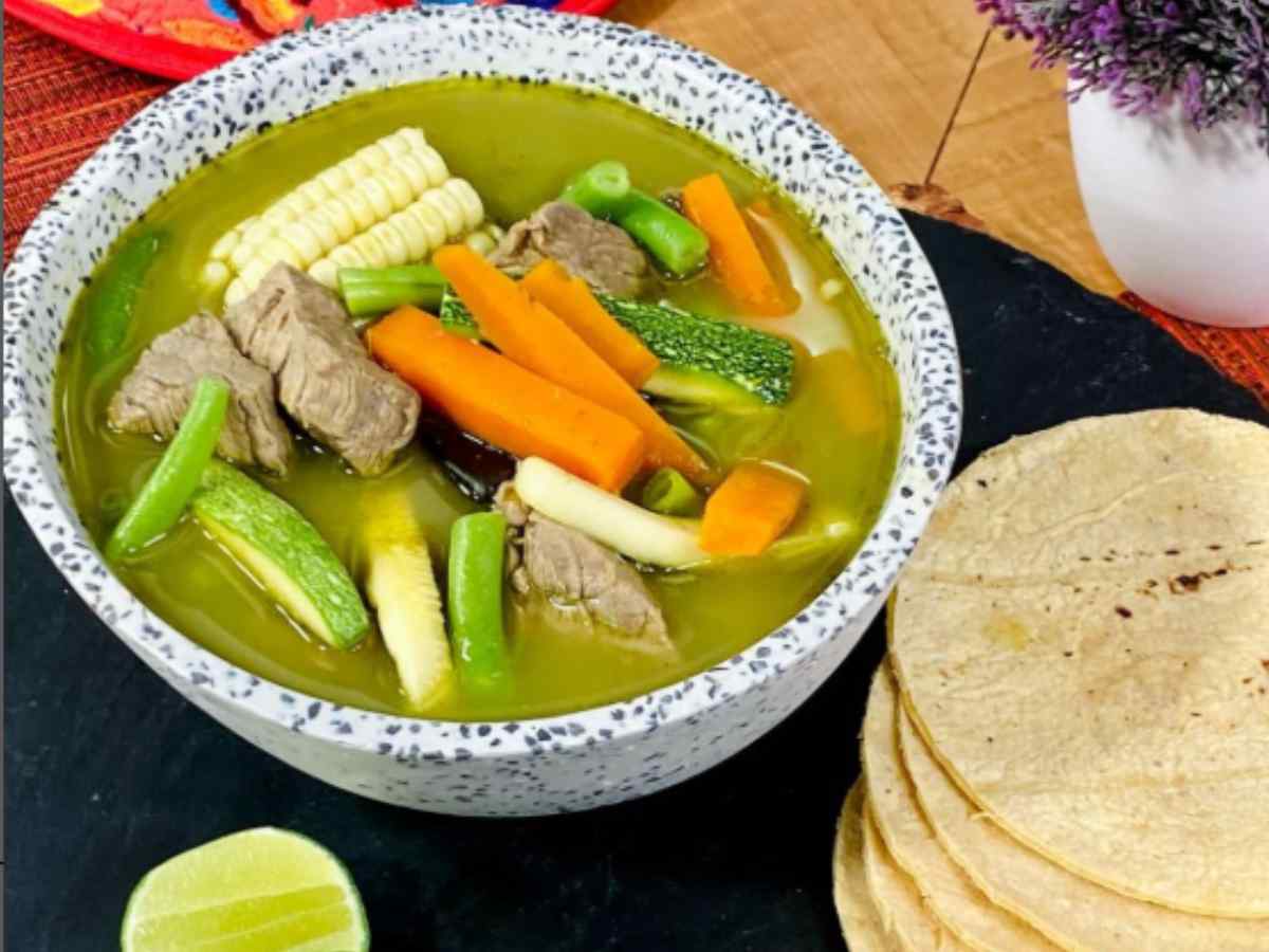 Mole de olla verde, picoso y delicioso