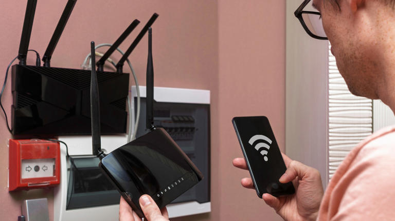 Should your router's antennas be vertical or horizontal? Here's how to ...