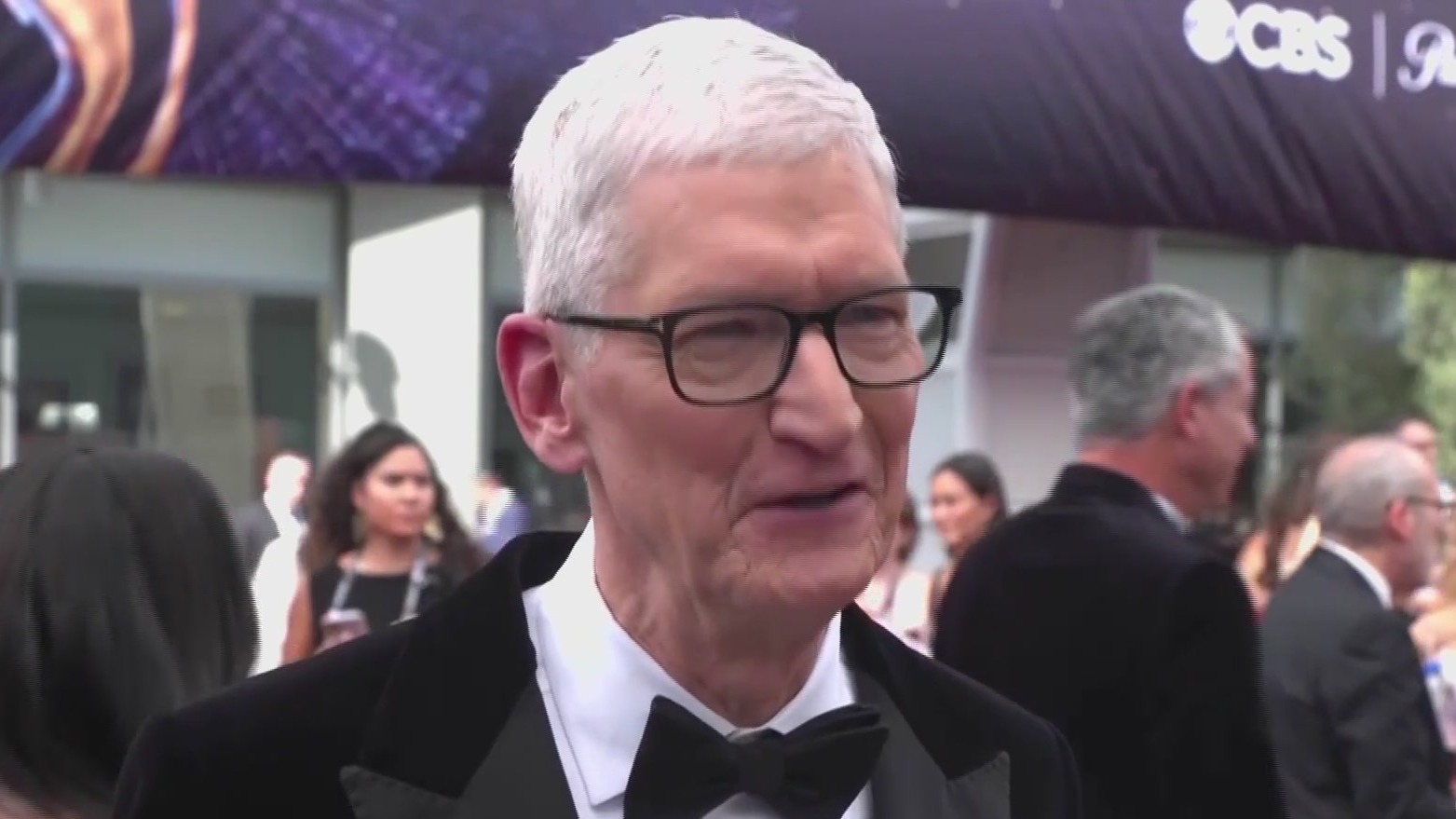 Tim Cook will step down as Apple CEO and hand reins over to the iPhone ...