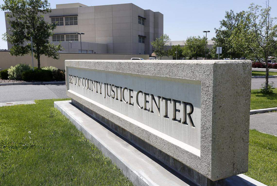 Longtime city prosecutor takes aim at Benton County judge's seat