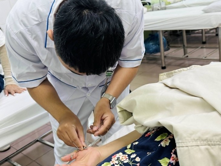 Trạm y tế 'hút' bệnh nhân nhờ y học cổ truyền