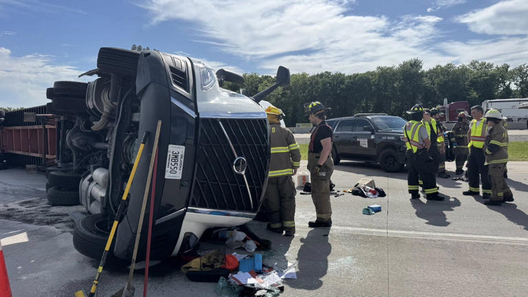Lanes of I-35 shutdown for hours in Love County after semi truck crash ...