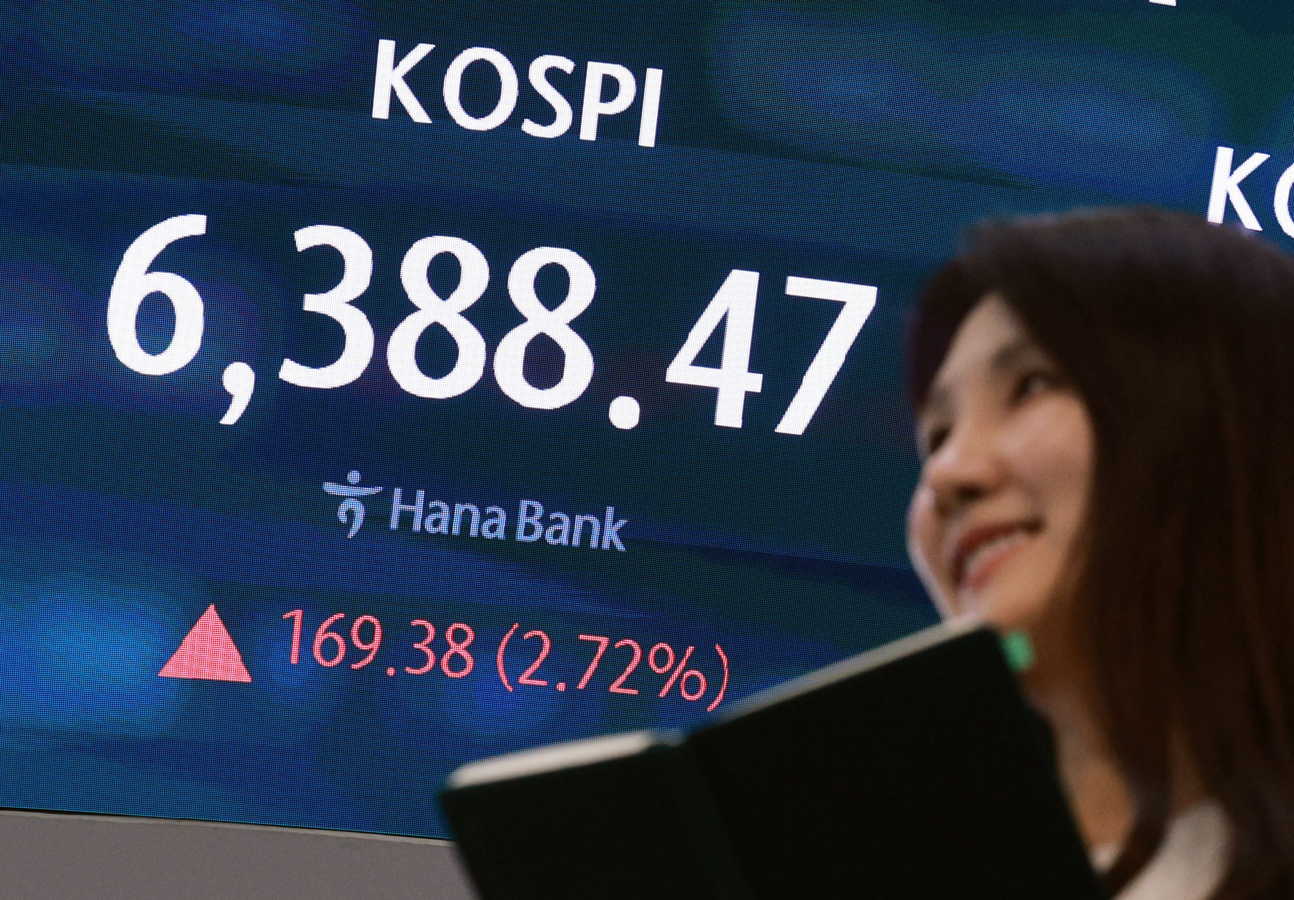 KOSPI hits record high as chips rally