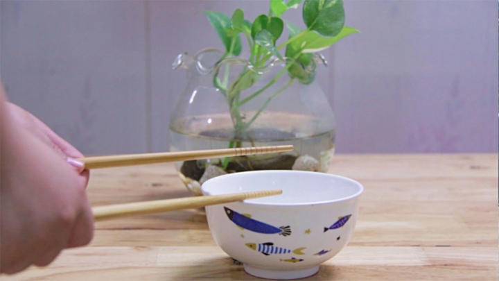 Theo quan niệm d&acirc;n gian Việt Nam, việc g&otilde; b&aacute;t đũa trong l&uacute;c ăn cơm l&agrave; điều đại kỵ. (Ảnh minh họa).