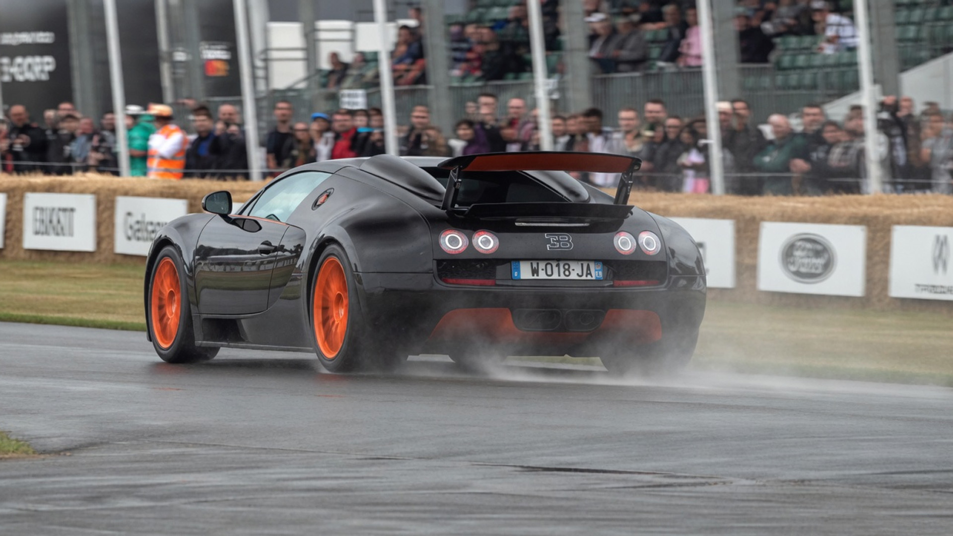 Bugatti Veyron en dérapage contrôlé sur surface glissante