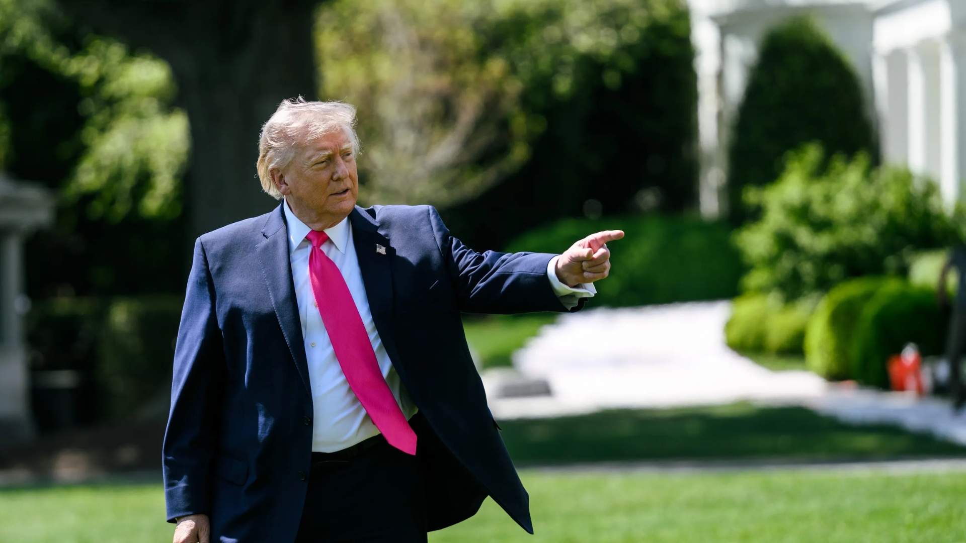 Trump sends conflicting signals as Iran war enters critical stretch