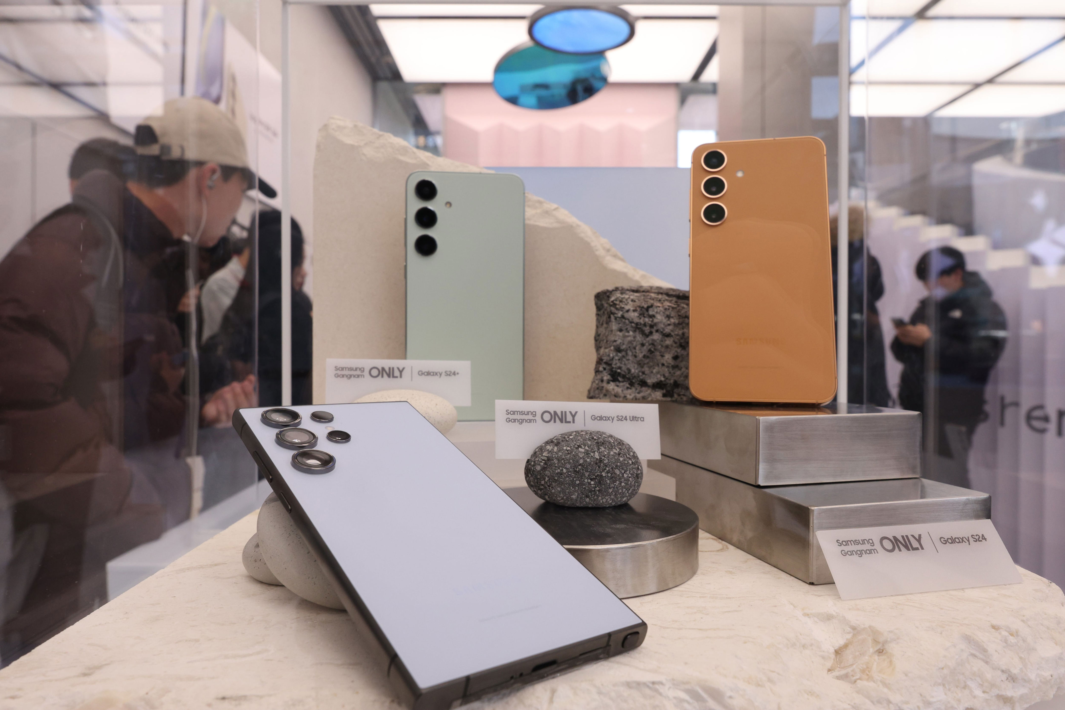 Samsung expands AI features to previous models amid backlash