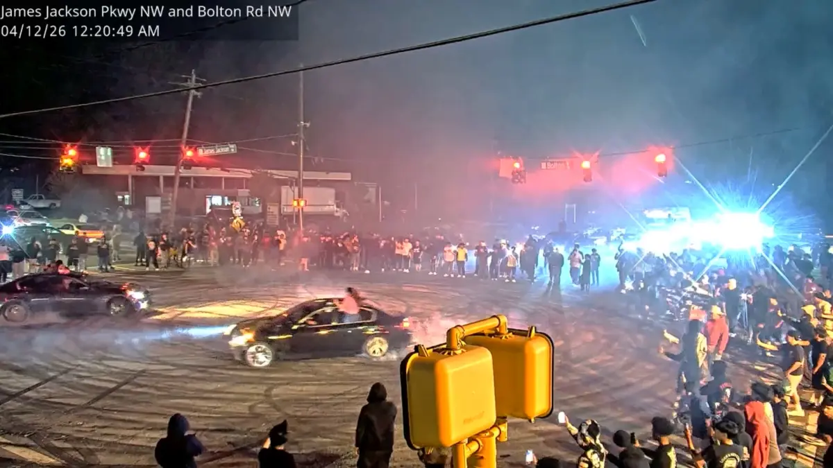 Illegal street race involving 200 participants causes chaos on the ...