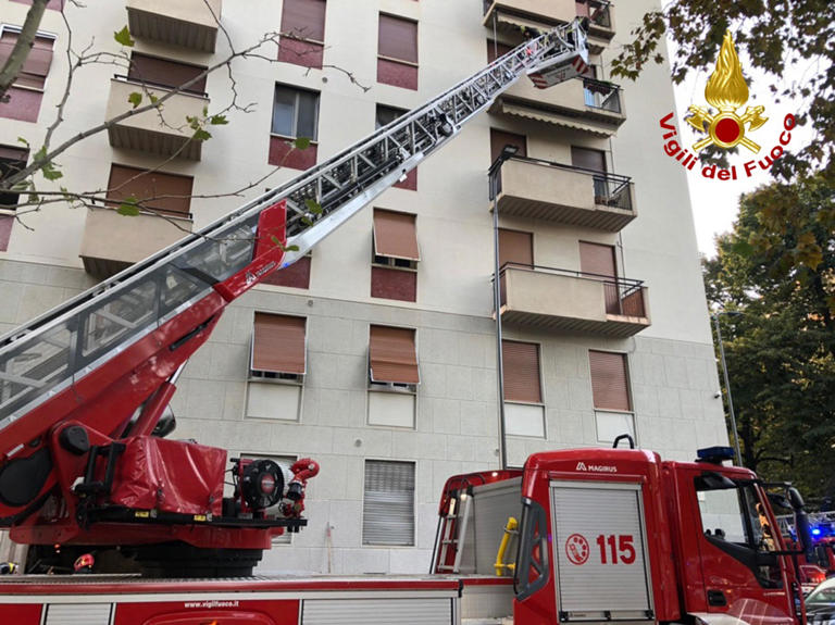 Incendio distrugge appartamento nella notte a Milano, nessun ferito