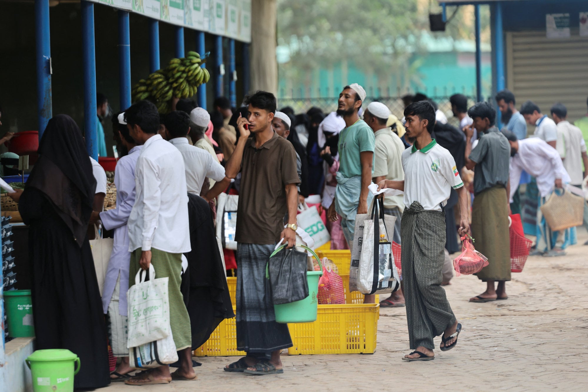 Rohingya refugees stand in queue to receive ration from the World Food Programme in Cox's Bazar, Bangladesh. Photo: Reuters
