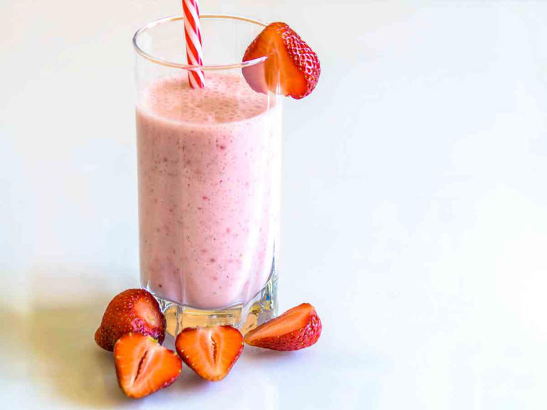 Delicioso licuado de fresas con nuez, ¡repleto de antioxidantes!