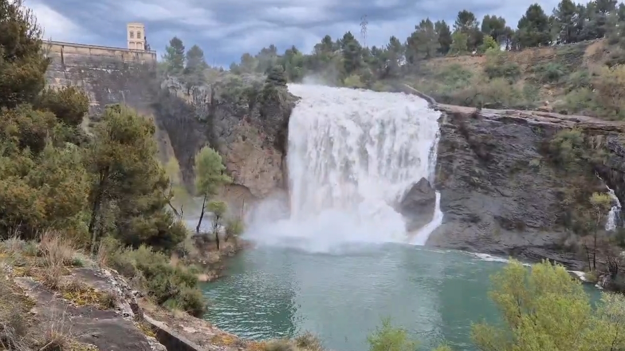Sluice gate release creates powerful water flow at Sant Antoni ...